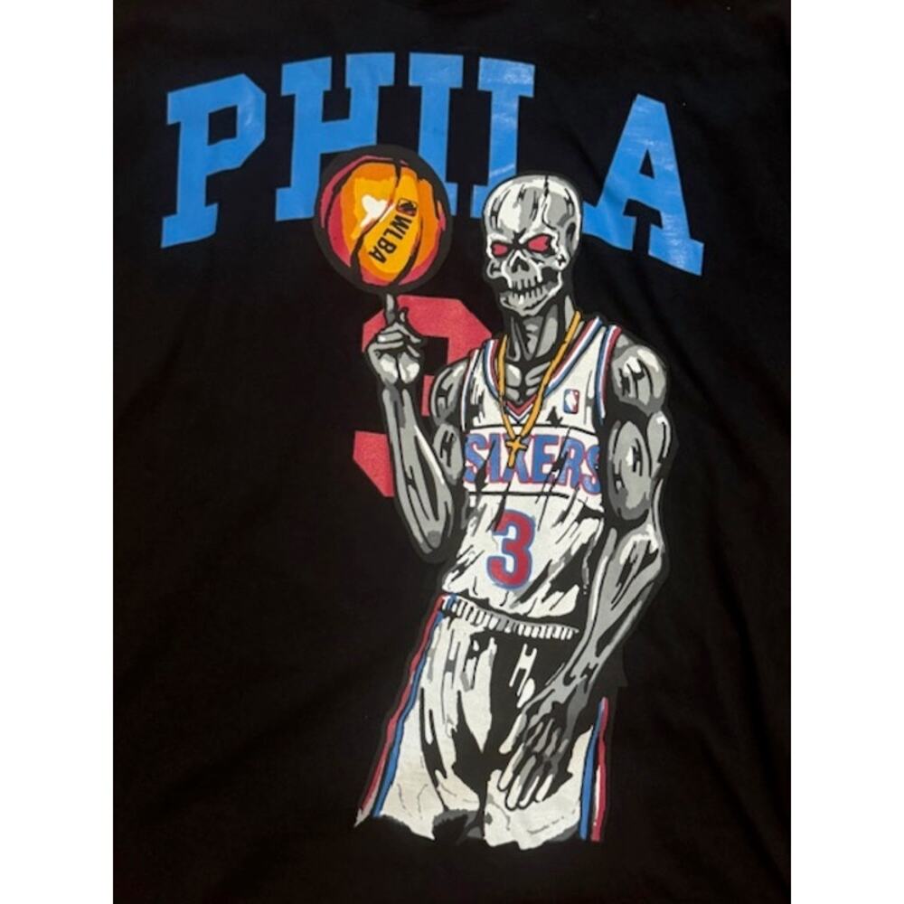 WARREN LOTAS X PHILADELPHIA 76ERS IVERSON BLACK TEE XL